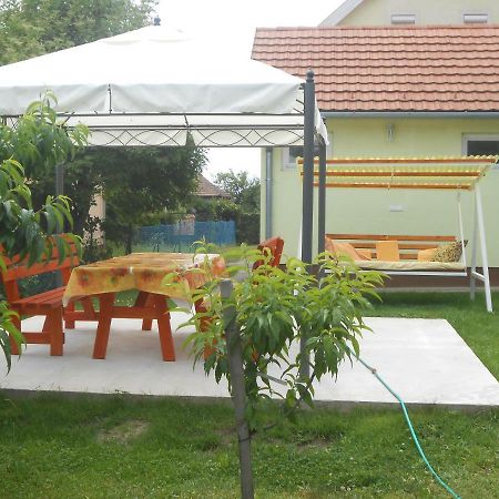 Nóra Apartman Apartamento Balatonfůzfő Exterior foto