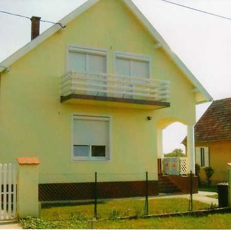 Nóra Apartman Apartamento Balatonfůzfő Exterior foto