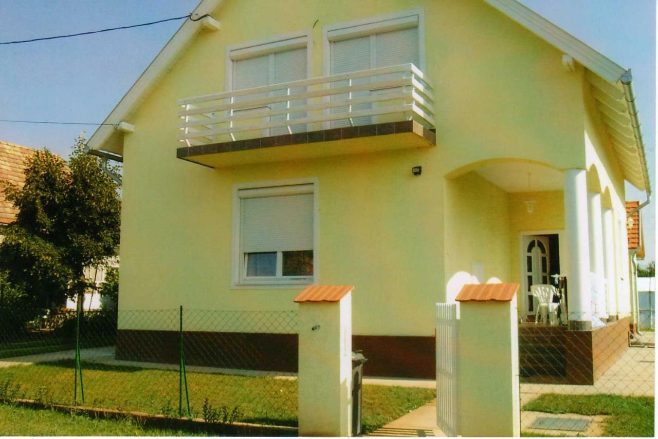 Nóra Apartman Apartamento Balatonfůzfő Exterior foto