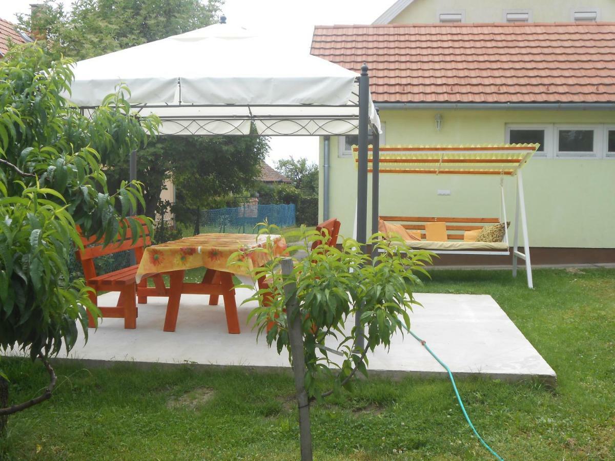 Nóra Apartman Apartamento Balatonfůzfő Exterior foto