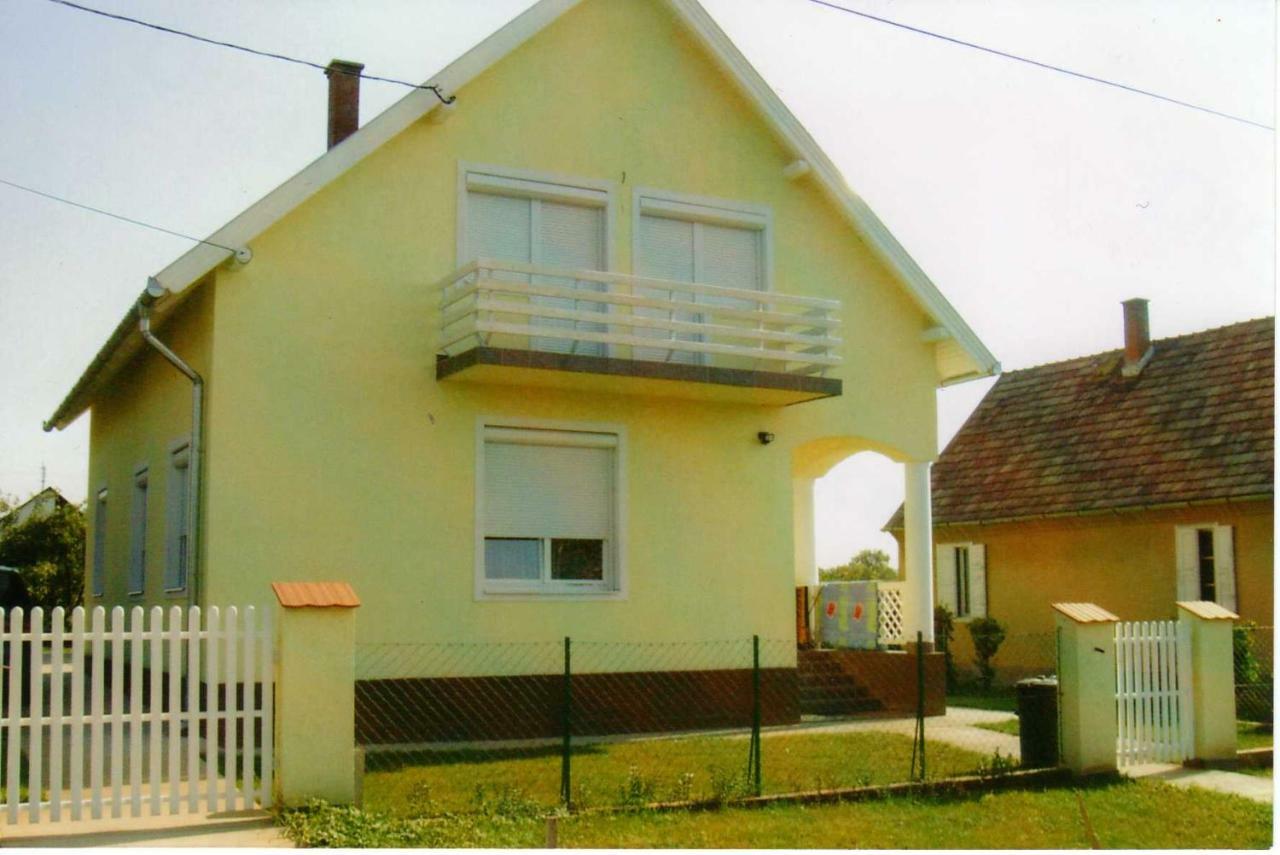 Nóra Apartman Apartamento Balatonfůzfő Exterior foto
