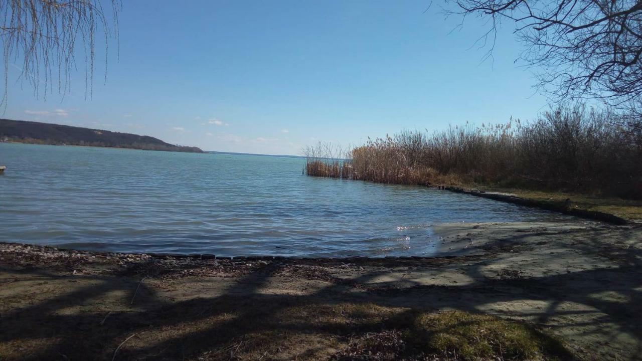 Nóra Apartman Apartamento Balatonfůzfő Exterior foto